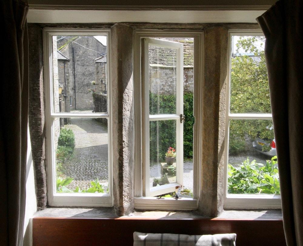 格拉辛顿 艾斯菲尔德庄园旅馆酒店 外观 照片 A window with a mullion frame