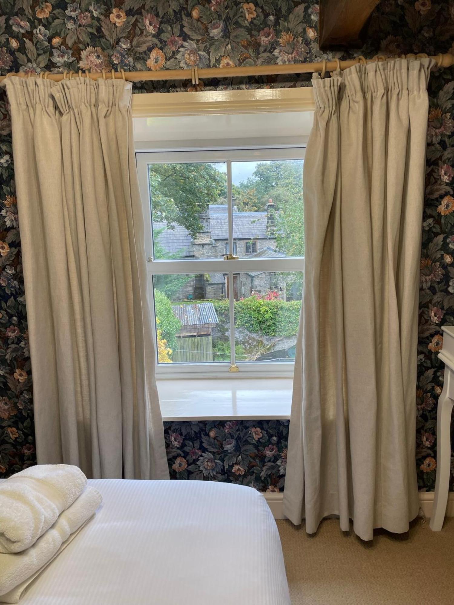 格拉辛顿 艾斯菲尔德庄园旅馆酒店 客房 照片 Curtains in a window