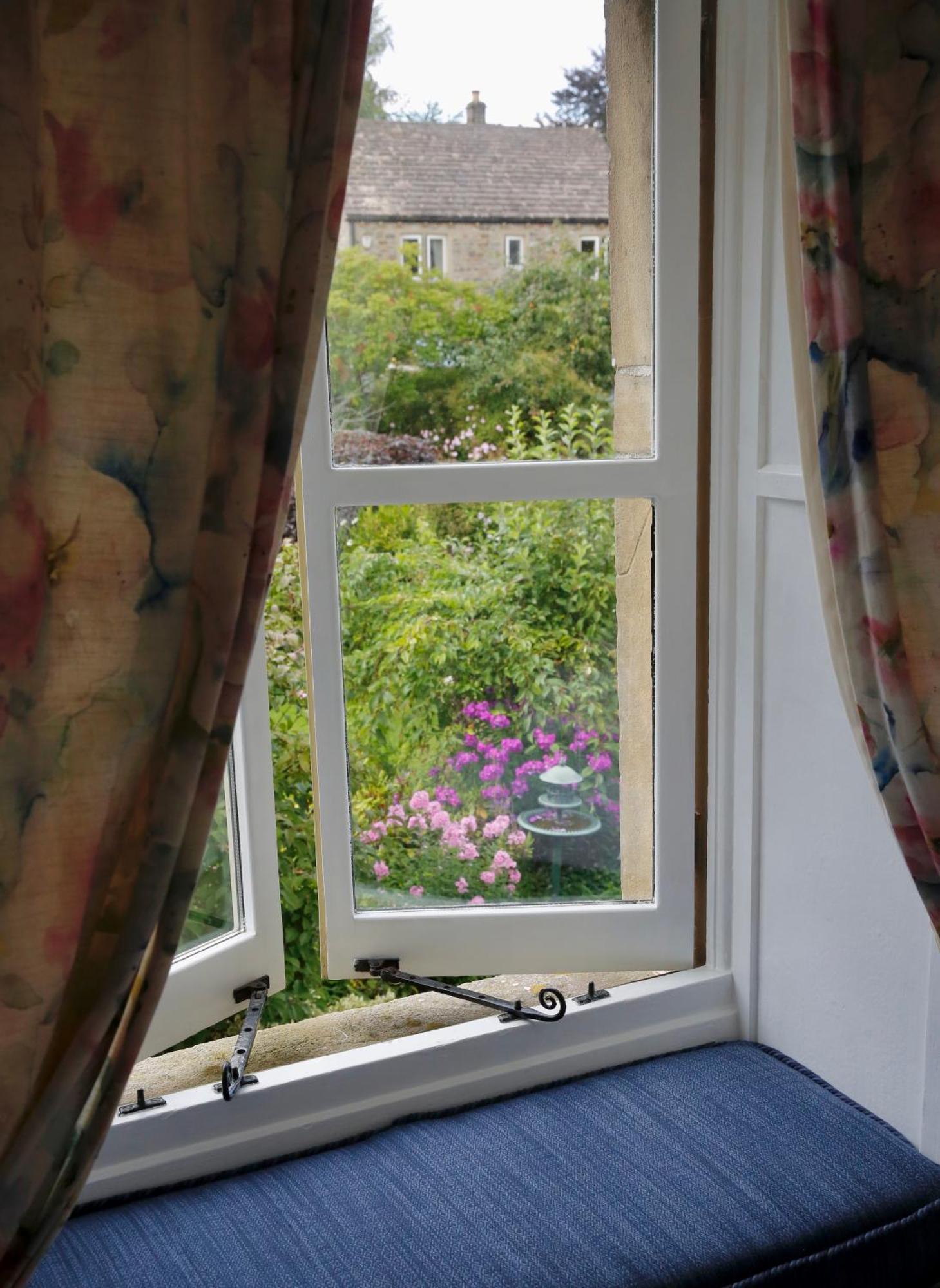 格拉辛顿 艾斯菲尔德庄园旅馆酒店 客房 照片 A window with curtains