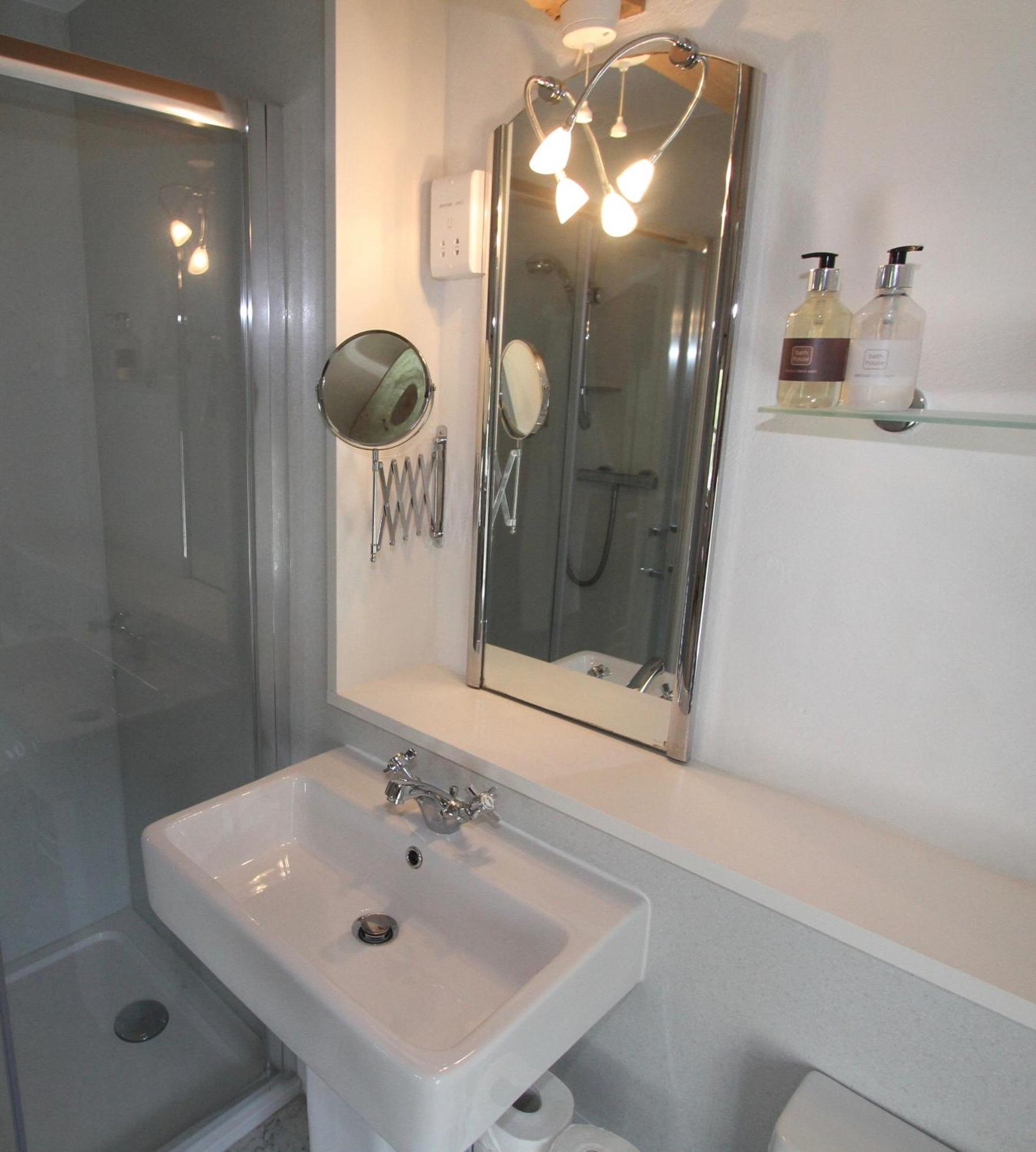 格拉辛顿 艾斯菲尔德庄园旅馆酒店 客房 照片 A bathroom in a hotel